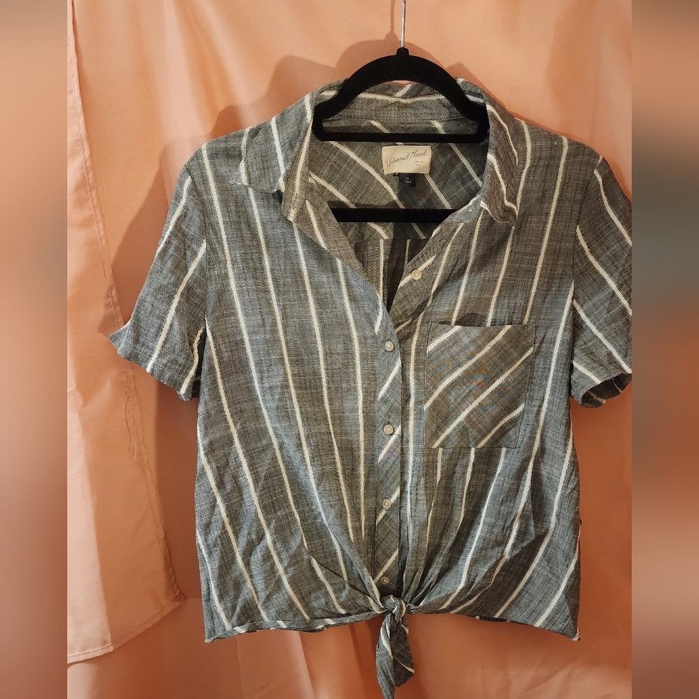 Universal Thread Sping tie front top